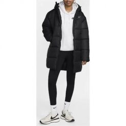 Kurtka uniwersalna damska Nike W Nsw Tf Snfl Nk Clsc Prka. Czarne kurtki damskie Nike, uniwersalny, bez wzorów, z syntetyku, z kapturem. Za 962.00 zł.