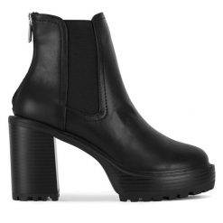 Botki Nine West. Czarne botki damskie Nine West, bez obcasa, na słupku, bez zapięcia. Za 299.99 zł.