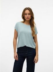 Vero Moda Koszulka w kolorze błękitnym rozmiar: M. Niebieskie bluzki damskie Vero Moda, m, bez wzorów, z wiskozy, klasyczne, bez kołnierzyka, bez ramiączek. Za 61.46 zł.