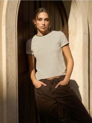Bawełniana koszulka w paski z ozdobnym wykończeniem przy dekolcie i rękawach - wielobarwny. T-shirty damskie Sinsay, l, bez wzorów, z bawełny, bez kołnierzyka. Za 29.99 zł.