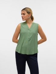 Vero Moda Bluzka w kolorze zielonym rozmiar: S. Zielone bluzki damskie Vero Moda, s, bez wzorów, z wiskozy, klasyczne, bez kołnierzyka, bez ramiączek. Za 43.99 zł.