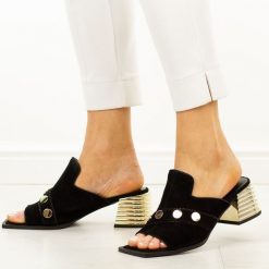 Czarne skórzane klapki damskie DiA 3143. Czarne klapki damskie DiA, bez wzorów, ze skóry, bez obcasa, na obcasie. Za 379.00 zł.