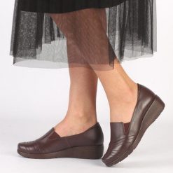 Brązowe Polskie półbuty damskie Gregors 920. Brązowe półbuty damskie GREGORS, bez wzorów, z jeansu, casualowe, z okrągłym noskiem, bez obcasa, na koturnie. Za 349.00 zł.