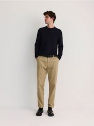 Strukturalny sweter z bawełny - granatowy. Niebieskie swetry męskie Reserved, l, bez wzorów, z bawełny, bez kołnierzyka. Za 139.99 zł.