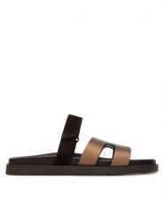 Steve Madden Klapki Missile-E 11003504 Brązowy. Brązowe klapki damskie Steve Madden, bez wzorów, z materiału, bez obcasa. Za 429.99 zł.