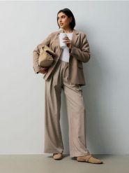 Eleganckie spodnie wide leg z zakładkami - beżowy. Brązowe spodnie materiałowe damskie Sinsay, bez wzorów, eleganckie. Za 59.99 zł.