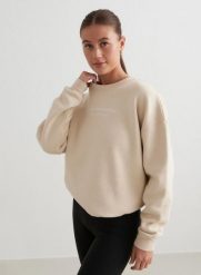 Damska bluza dresowa czesana, luźny krój Serif kawa z mlekiem. Białe bluzy bez kaptura damskie Aim'n, xs, z bawełny. Za 339.00 zł.