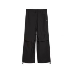 Spodnie cargo typu parachute damskie Puma Wardrobe Essential. Czarne spodnie materiałowe damskie Puma, bez wzorów, eleganckie. Za 287.50 zł.