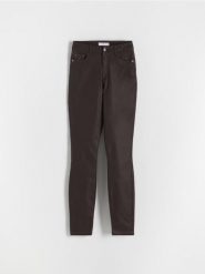 Woskowane spodnie push up - ciemnobrązowy. Brązowe spodnie materiałowe damskie Reserved, bez wzorów, z tkaniny. W wyprzedaży za 35.99 zł.