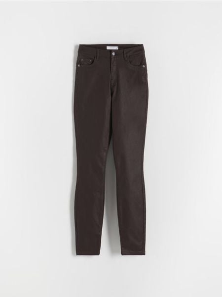 Woskowane spodnie push up - ciemnobrązowy. Brązowe spodnie materiałowe damskie Reserved, bez wzorów, z tkaniny. W wyprzedaży za 35.99 zł.