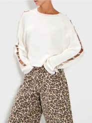 Sweter ze zdrobieniami na rękawach - biały. Białe swetry klasyczne damskie Sinsay, l, bez kołnierzyka. Za 79.99 zł.