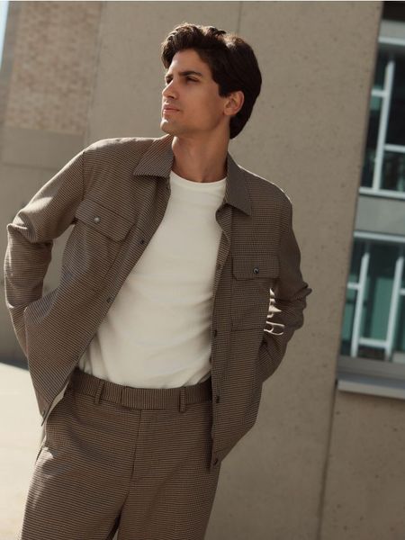 Kurtka z kołnierzem - brązowy. Brązowe kurtki męskie Reserved, l, bez wzorów, z tkaniny, bez kaptura. W wyprzedaży za 69.99 zł.