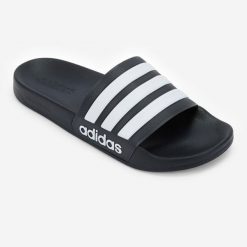 Klapki basenowe Adidas Adilette Shower. Białe klapki damskie Adidas, bez wzorów, bez obcasa. Za 129.99 zł.