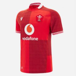 Koszulka domowa Walii 2025/26. Czerwone t-shirty sportowe męskie Macron, xl, bez wzorów, z materiału, bez ramiączek. Za 410.65 zł.