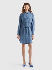 Benetton Sukienka dżinsowa w kolorze niebieskim rozmiar: XL. Niebieskie sukienki damskie Benetton, na co dzień, xl, bez wzorów, z lyocellu, bez kołnierzyka, bez ramiączek, mini, proste. Za 158.10 zł.