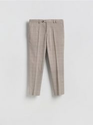 Garniturowe spodnie carrot - brązowy. Brązowe spodnie wizytowe męskie Reserved, z tkaniny. Za 169.99 zł.