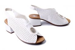 RIEKER 64656-80 white, sandały damskie. Białe sandały damskie Rieker, w ażurowe wzory, z gumy, bez obcasa, na obcasie. Za 255.92 zł.