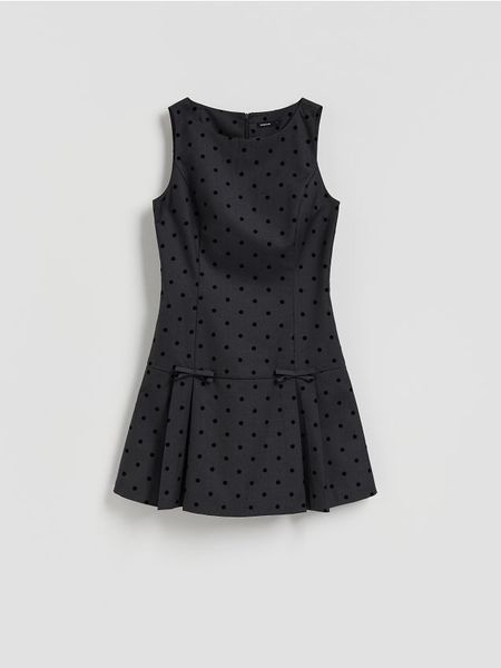 Sukienka mini w groszki - jasnoszary. Szare sukienki damskie Reserved, l, bez wzorów, z tkaniny, bez kołnierzyka, bez ramiączek, mini, dopasowane. Za 159.99 zł.