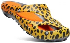 Klapki damskie Keen Shanti Cheetah Rainbow pomarańczowe. Brązowe klapki damskie 909, bez wzorów, z gumy, bez obcasa. Za 287.99 zł.