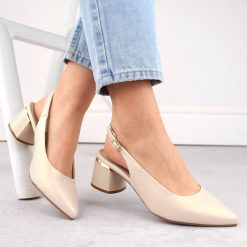 Sandały damskie eleganckie pełne w szpic beżowe perłowe Sergio Leone SK175. Białe sandały damskie Sergio Leone, bez wzorów, ze skóry ekologicznej, bez obcasa. Za 129.99 zł.