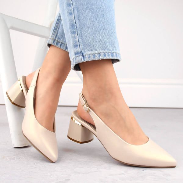 Sandały damskie eleganckie pełne w szpic beżowe perłowe Sergio Leone SK175. Białe sandały damskie Sergio Leone, bez wzorów, ze skóry ekologicznej, bez obcasa. Za 129.99 zł.