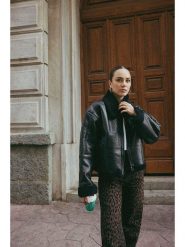 Trendyol Kurtka w kolorze czarnym ze skóry syntetycznej rozmiar: S. Czarne kurtki damskie Trendyol, s, bez wzorów, ze skóry, bez kaptura. Za 292.20 zł.