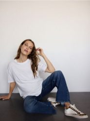 T-shirt oversize z modalem - biały. Białe t-shirty damskie Reserved, l, bez wzorów, z bawełny, bez kołnierzyka. W wyprzedaży za 69.99 zł.