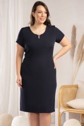 Sukienka ołówkowa elegancka do pracy WILMA granatowa. Sukienki damskie KARKO, do pracy, plus size, bez wzorów, z elastanu, biznesowe, bez kołnierzyka, plus size, bez ramiączek, midi, dopasowane. Za 89.50 zł.