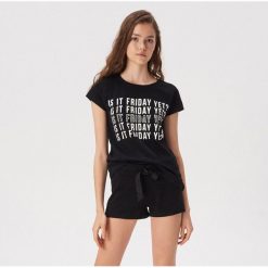 Dwuczęściowa piżama z kontrastowymi napisami - Czarny. Czarne piżamy damskie Sinsay, l, bez wzorów, bez ramiączek. Za 39.99 zł.