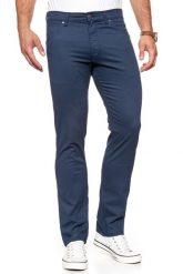 WRANGLER SPODNIE MĘSKIE GREENSBORO NAVY W15QGE114 112126910. Niebieskie spodnie materiałowe męskie Wrangler, bez wzorów, z materiału. W wyprzedaży za 119.99 zł.