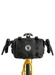 Torba na kierownicę Fjallraven Hoja Handlebar Rolltop - black. Czarne torby męskie na ramię Fjällräven, bez wzorów, z materiału, bez dodatków. Za 483.99 zł.