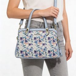 Torebka damska Laura Vita, usztywniona forma z kwiatowym motywem, wykonana z połączenia materiałów o zróżnicowanej fakturze, z wygodnymi uchwytami do. Niebieskie torebki klasyczne damskie Laura Vita, bez wzorów, z materiału, bez dodatków. Za 319.00 zł.