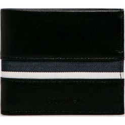 Calvin Klein - Portfel skórzany. Czarne portfele męskie CALVIN KLEIN, bez wzorów, z materiału. W wyprzedaży za 189.90 zł.