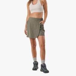 Spódnico-szorty outdoor Wędrówki Kobieta Trondheim Elastyczny w dwóch kierunkach. Czarne szorty damskie SWEDEMOUNT, bez wzorów, z materiału. Za 211.99 zł.