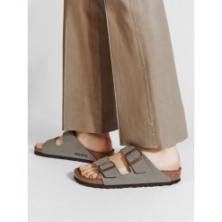Klapki Birkenstock. Szare klapki damskie Birkenstock, bez wzorów, bez obcasa. Za 339.99 zł.