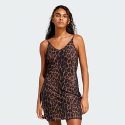 Sukienka mini Seasonal Essentials Leopard Print z 3 paskami. Brązowe sukienki damskie Adidas, s, bez wzorów, bez kołnierzyka, bez ramiączek, mini, dopasowane. W wyprzedaży za 129.35 zł.