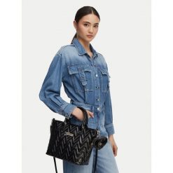 Torebka Guess. Czarne torebki klasyczne damskie Guess, z aplikacjami, bez dodatków. Za 294.99 zł.