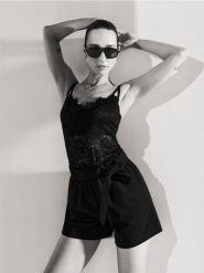 Szorty z wysokim stanem i paskiem - czarny. Czarne szorty damskie Sinsay, bez wzorów, z podwyższonym stanem. Za 39.99 zł.