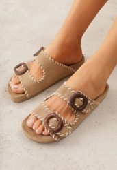 Beżowe Klapki VICES Ozdobione Przeszyciami i Klamrami z Imitacji Drewna Kallinope. Brązowe klapki damskie Born2be, bez wzorów, bez obcasa, na płaskiej podeszwie. Za 99.99 zł.