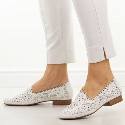 Białe skórzane półbuty damskie Jezzi Ol50-3. Białe półbuty damskie Jezzi, w ażurowe wzory, ze skóry, casualowe, z okrągłym noskiem, bez obcasa, na płaskiej podeszwie. Za 229.00 zł.