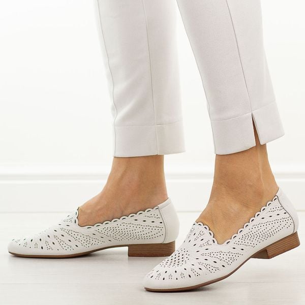 Białe skórzane półbuty damskie Jezzi Ol50-3. Białe półbuty damskie Jezzi, w ażurowe wzory, ze skóry, casualowe, z okrągłym noskiem, bez obcasa, na płaskiej podeszwie. Za 229.00 zł.