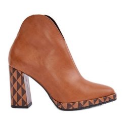 Skórzane Botki Na Słupku Laura Messi 2836 Brązowe. Brązowe botki damskie ze skóry, eleganckie, bez obcasa, na słupku, bez zapięcia. Za 560.73 zł.