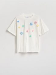 Bawełniany t-shirt z aplikacją 3d - złamana biel. Koszulki dziewczęce Reserved, z aplikacjami, z bawełny, bez ramiączek. Za 45.99 zł.