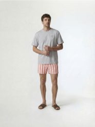 Szorty plażowe w paski - koralowy. Pomarańczowe szorty męskie Reserved, z tkaniny, bez kołnierzyka. Za 99.99 zł.