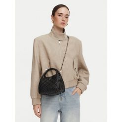 Torebka Guess. Czarne torebki klasyczne damskie Guess, z aplikacjami, bez dodatków. Za 544.99 zł.