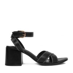 Sandały JENNY. Czarne sandały damskie Jenny, bez wzorów, bez obcasa, na słupku. Za 139.99 zł.