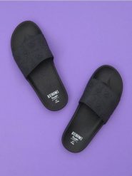 Klapki Kuromi - czarny. Czarne klapki damskie Sinsay, bez wzorów, bez obcasa. Za 35.99 zł.