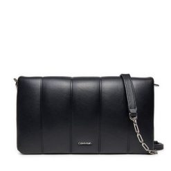 Torebka Calvin Klein. Czarne torebki klasyczne damskie CALVIN KLEIN, bez wzorów, bez dodatków. Za 279.99 zł.