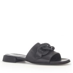 Klapki Gabor. Czarne klapki damskie Gabor, bez wzorów, bez obcasa. Za 499.99 zł.