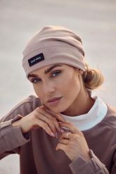 Czapka Beanie z Naszywką - MOKKA. Białe czapki zimowe damskie MOE, z bawełny. Za 96.90 zł.